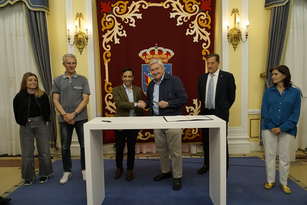 De izquierda a derecha: Blanca García, concejala de Urbanismo de Ferrol, Ricardo Aldrey, concejal de Deportes, José Manuel Rey Varela, Alcalde de Ferrol, Manuel Ansede, Presidente del Racing Club Ferrol, Juan Pazos, Presidente de la Fundación Racing Club Ferrol, Susana María Sanjurjo, concejala de Patrimonio